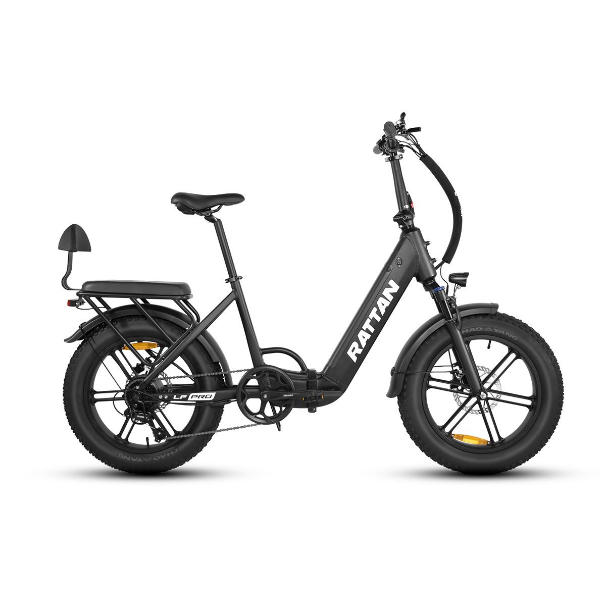 Bicicletta elettrica pieghevole nera. Logo RATTAN sul telaio. Portapacchi con schienale. Pneumatici larghi.