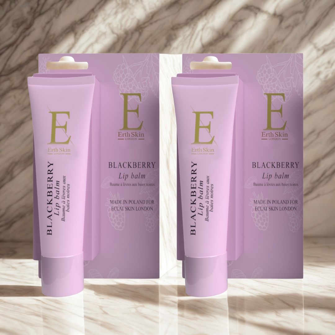 Due tubetti rosa di balsamo labbra con confezione. Scritta: Blackberry Lip Balm. Marchio: Eclat Skin London.