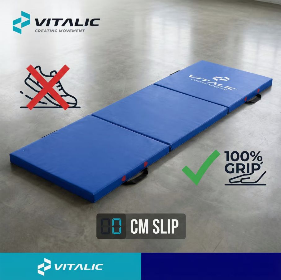 Tappetino fitness blu con logo e scritta '100% GRIP'. Nessun simbolo di scarpa.