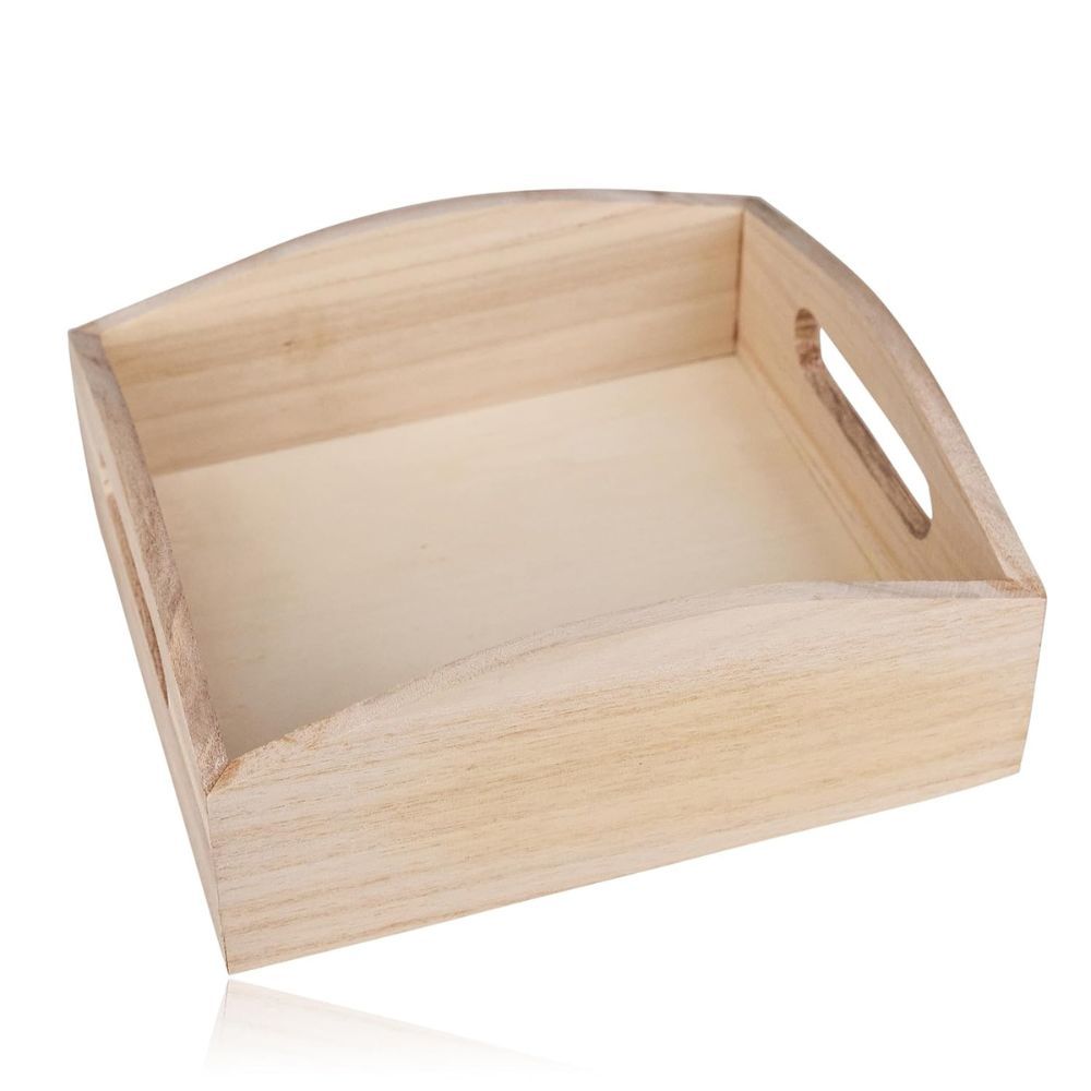 Scatola di legno rettangolare vuota con aperture per maniglie. Colore legno chiaro, bordi leggermente arrotondati.