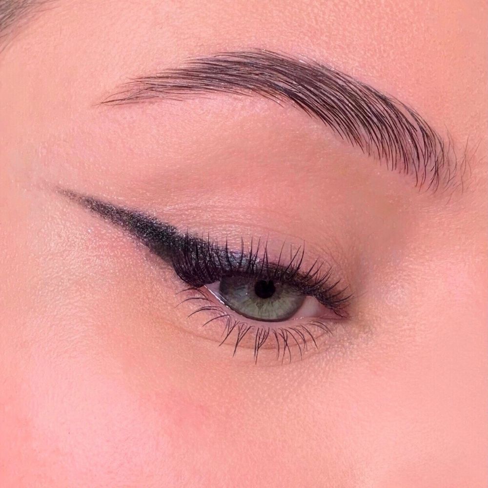 Occhio con eyeliner nero. Linea precisa. Palpebra, ciglia, sopracciglio.