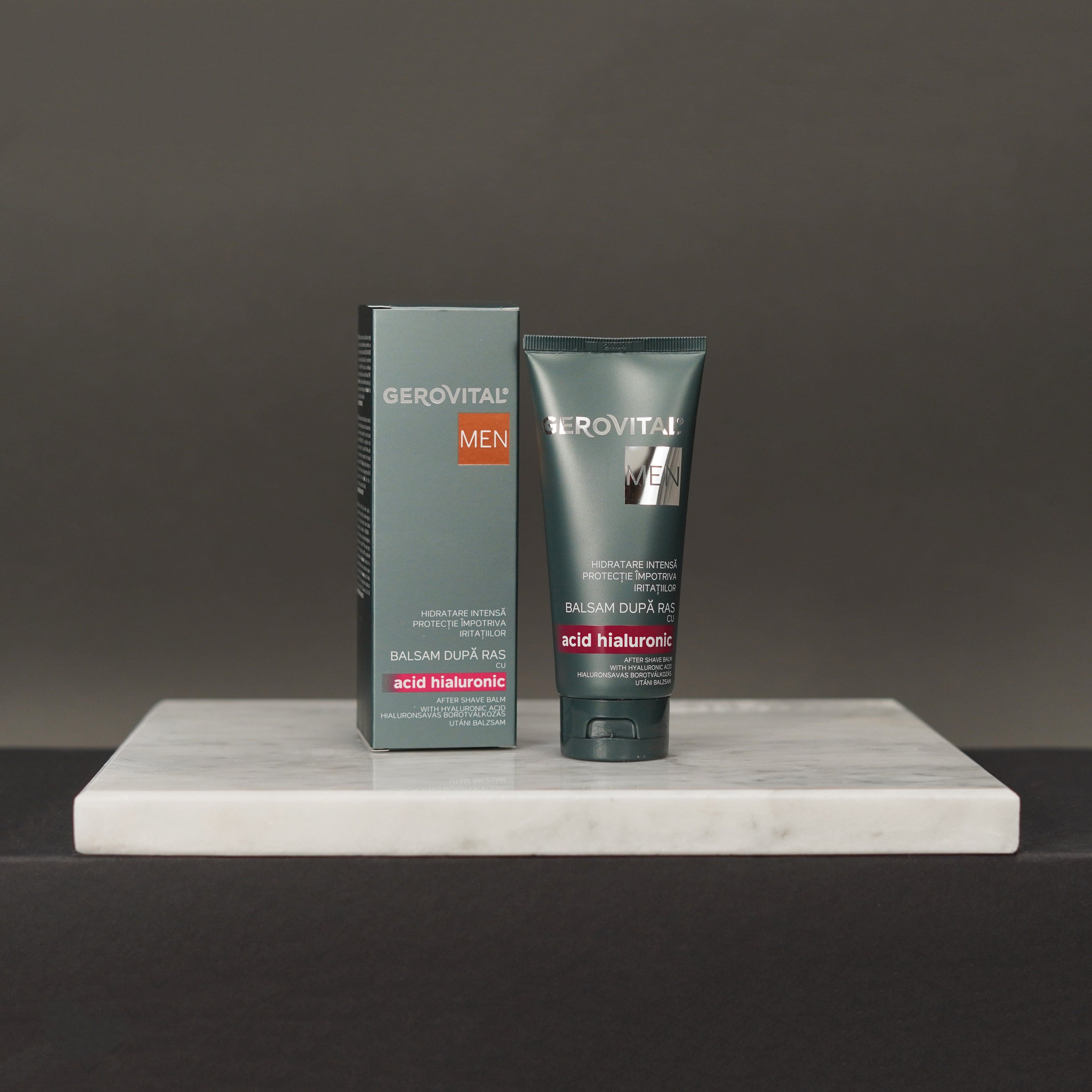 Tubo e confezione verde scuro su una superficie bianca. Scritta: GERIVITAL MEN, Balsam după ras, acid hyaluronic.