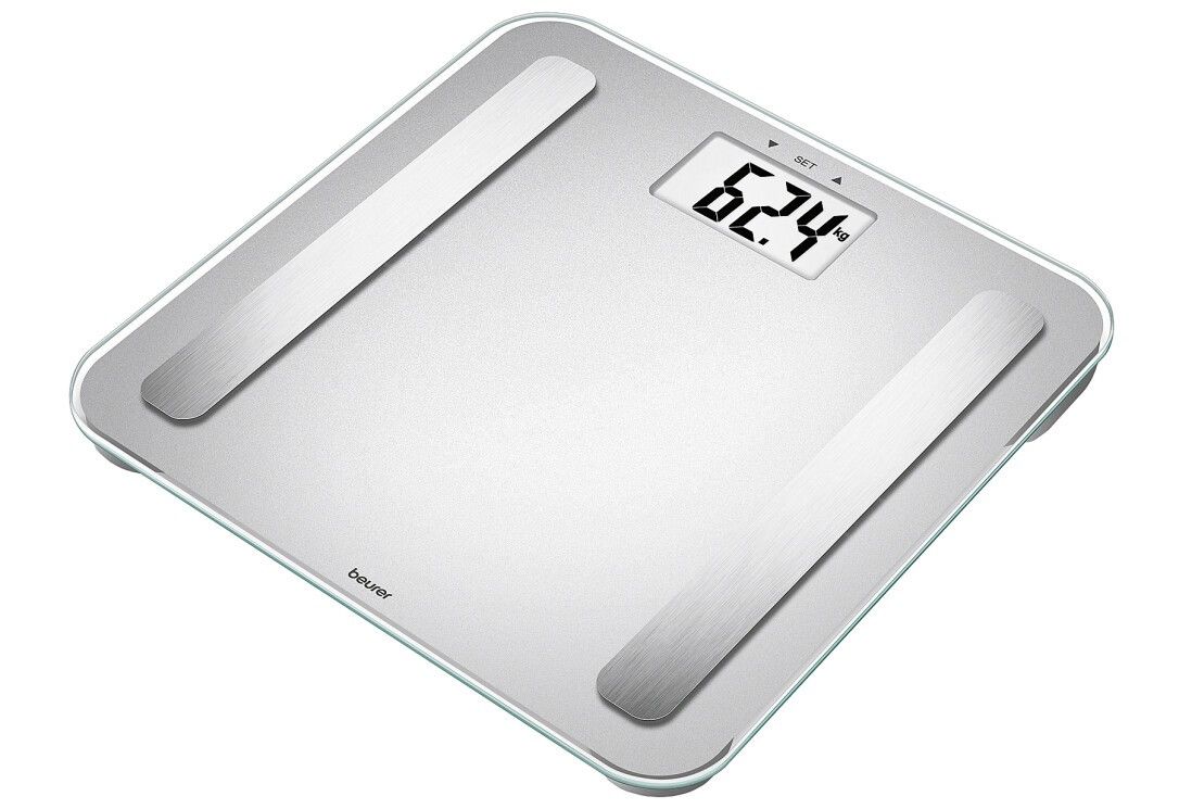 Bilancia digitale con display. Argento, quadrata con superfici metalliche. Visualizzazione del peso: 62,4 kg. Marchio: Beurer.