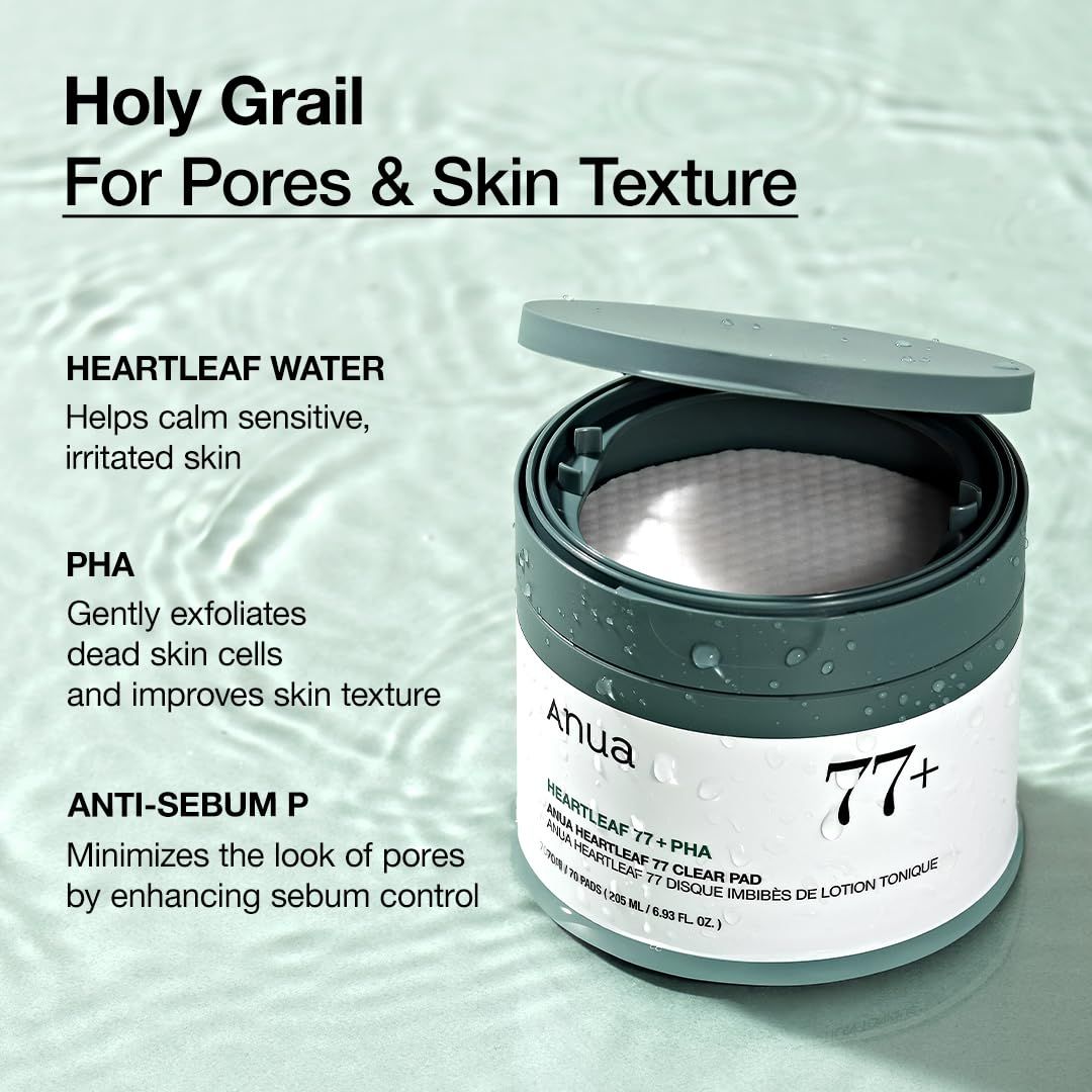 Barattolo verde con pad. Scritta: Anua, 77+. Pad all'interno. Testo: HEARTLEAF WATER, PHA, ANTI-SEBUM P.