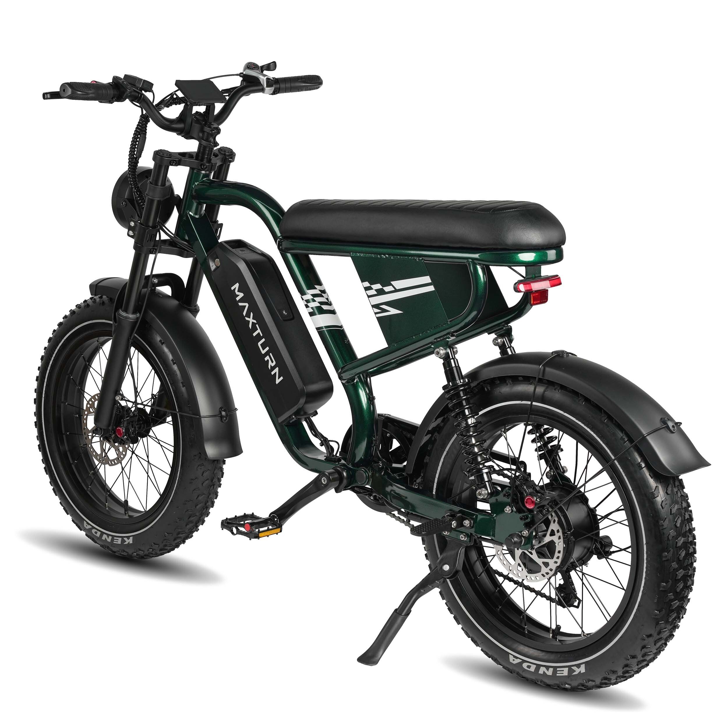 E-bike da montagna verde con sella, pneumatici e parafanghi neri. Logo MAXTURN sulla batteria. Vista laterale.