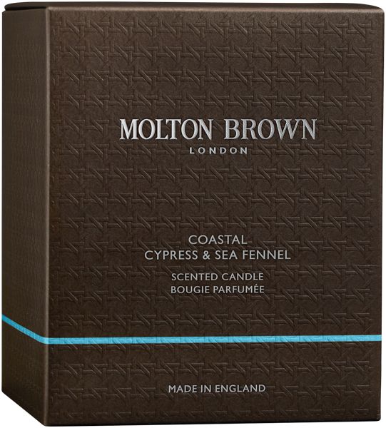 Confezione marrone con motivo. Scritta: Molton Brown, Coastal Cypress & Sea Fennel. Bougie Parfumée.
