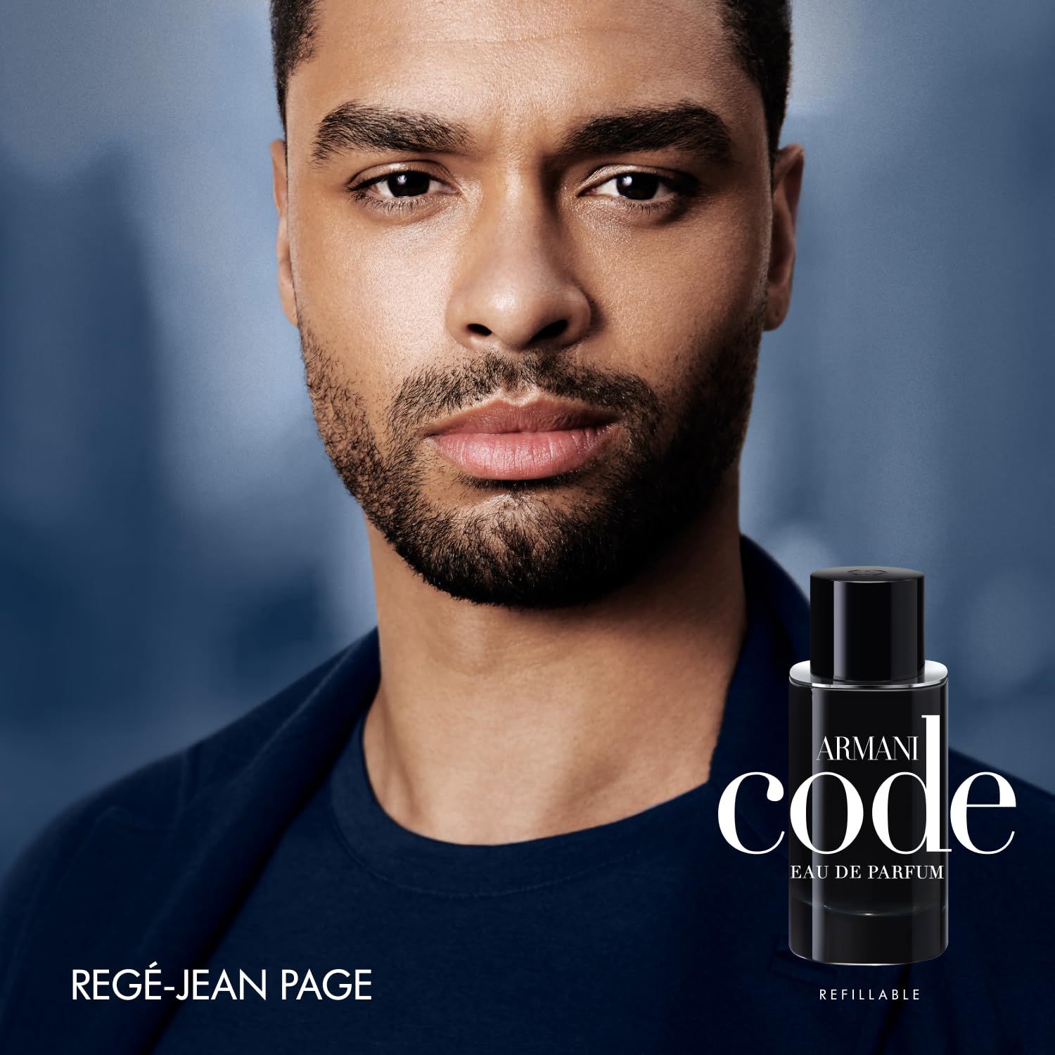 Uomo con blazer nero. Piccolo flacone con scritta: ARMANI CODE EAU DE PARFUM. Testo: REGÉ-JEAN PAGE, REFILLABLE.