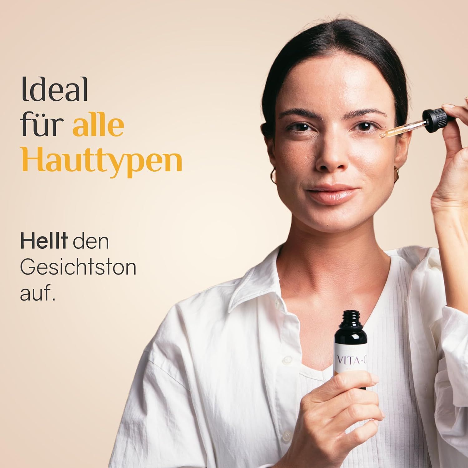 Donna con camicia bianca, flacone di siero con contagocce. Testo: Ideale per tutti i tipi di pelle. Illumina il tono della pelle.