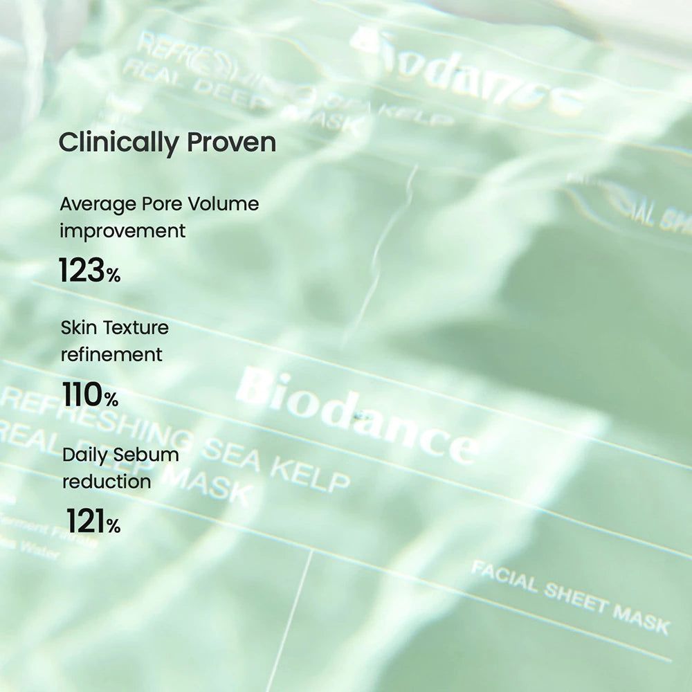 Testo su sfondo verde. Testo: Clinically Proven, Pore Volume, Skin Texture, Daily Sebum. Percentuali.