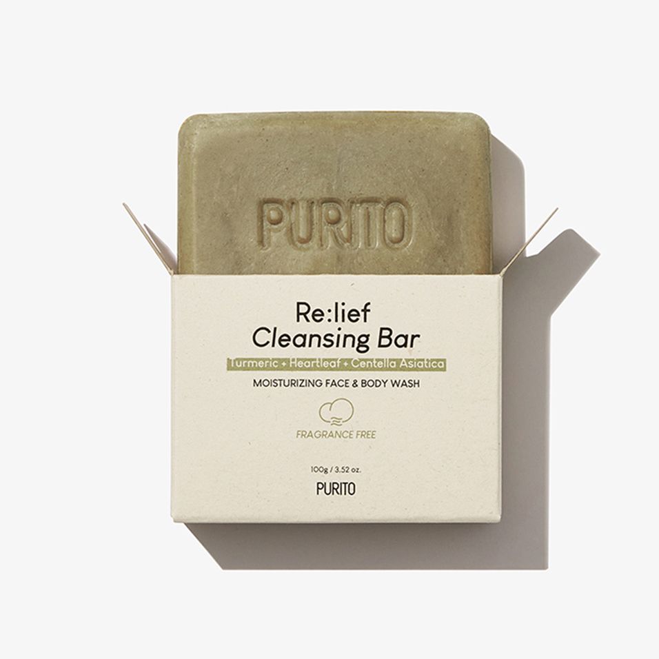 Sapone in confezione aperta. Sulla confezione è scritto « Re:lief Cleansing Bar » e « PURITO ».