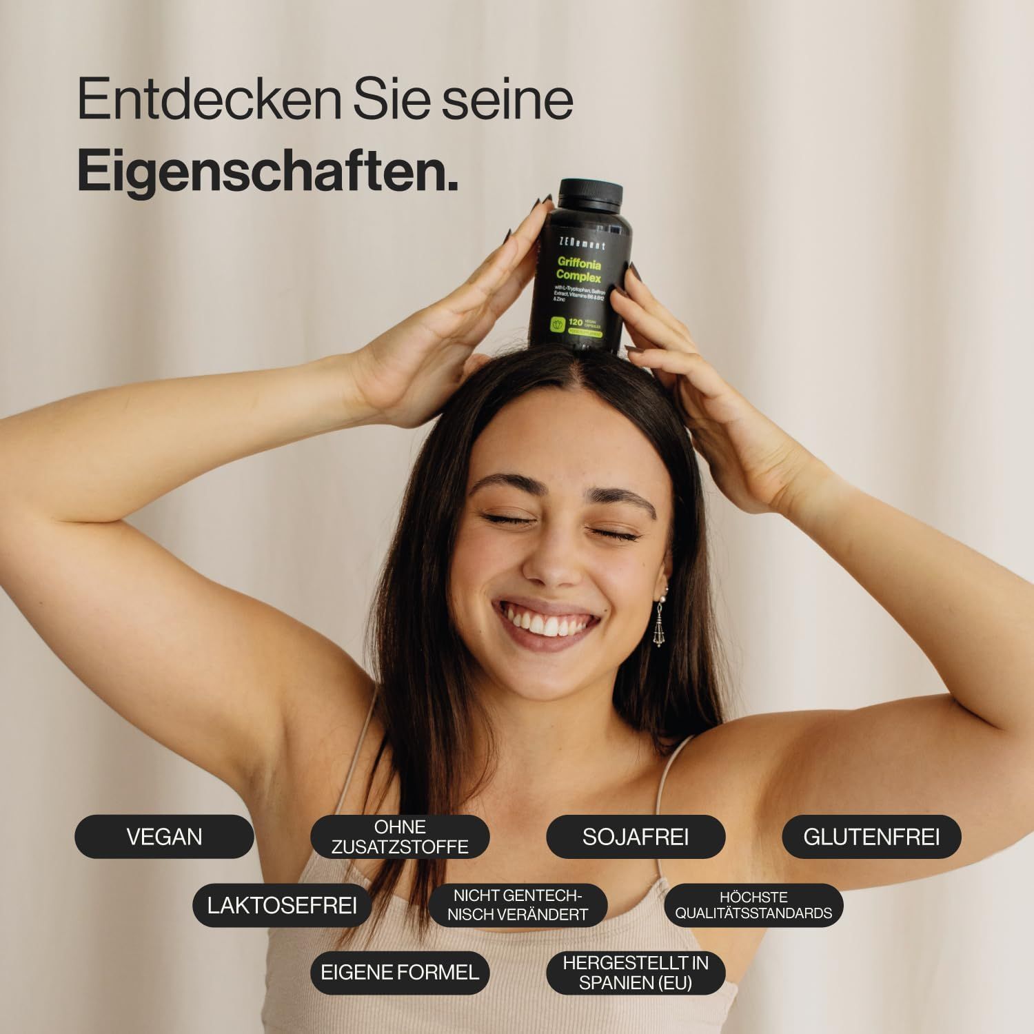 Donna con gli occhi chiusi tiene una bottiglia di Zenement Griffonia-Komplex sulla testa. Testo: Vegano, senza additivi, senza soia, senza glutine.