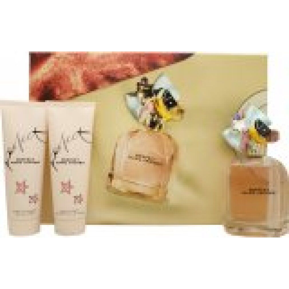 Set profumo Marc Jacobs Perfect: due prodotti per il corpo e una bottiglia di profumo su sfondo beige.