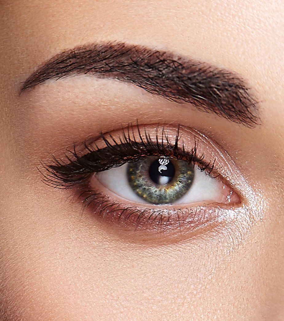 Primo piano di un occhio umano con mascara ed eyeliner.