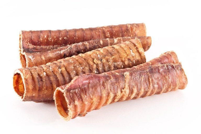 Quattro rotoli marroni su sfondo bianco. I rotoli hanno forma cilindrica e superficie ruvida.