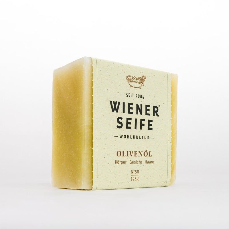 Sapone con fascia di carta. Scritta: Wiener Seife, Olivenöl, N°50. Dal 2006. Per corpo, viso, capelli.