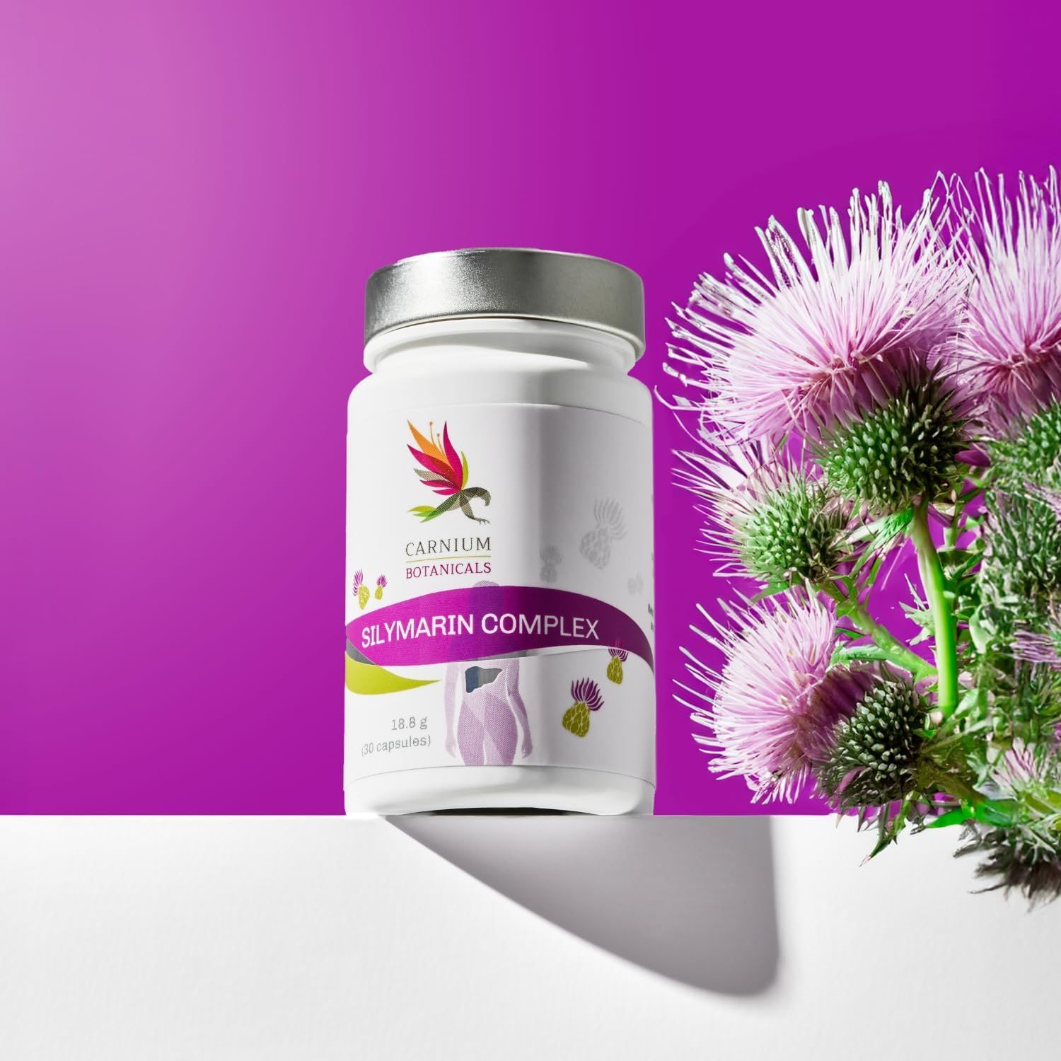 Flacone bianco con stampa del prodotto e fiori di cardo. Scritta: Carnium Botanicals Silymarin Complex.