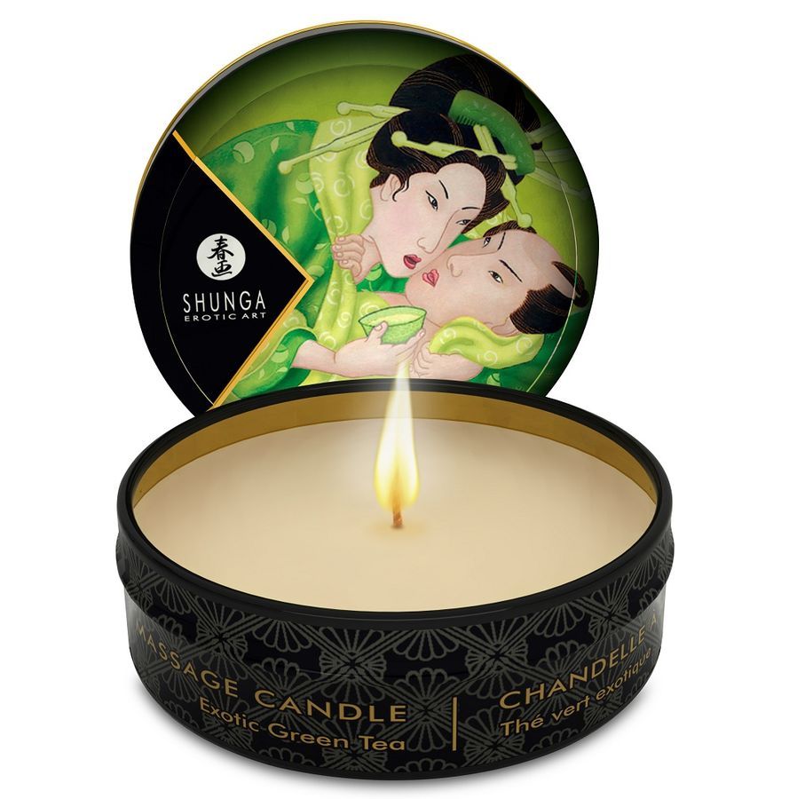 Candela da massaggio accesa in scatola nera con motivo asiatico e scritta 'Exotic Green Tea'.