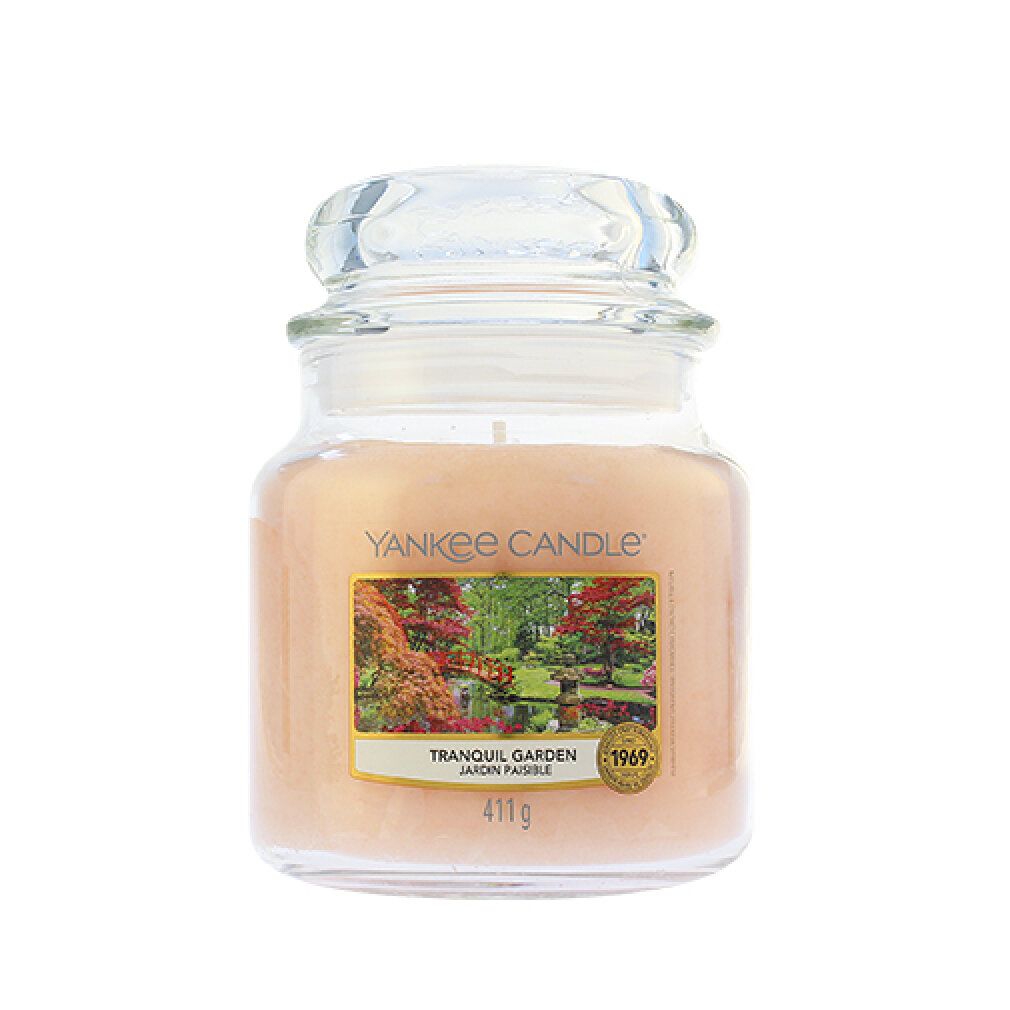 Vasetto di candela con coperchio. Etichetta con paesaggio e scritta "Tranquil Garden". Marchio: Yankee Candle. Peso: 411g.