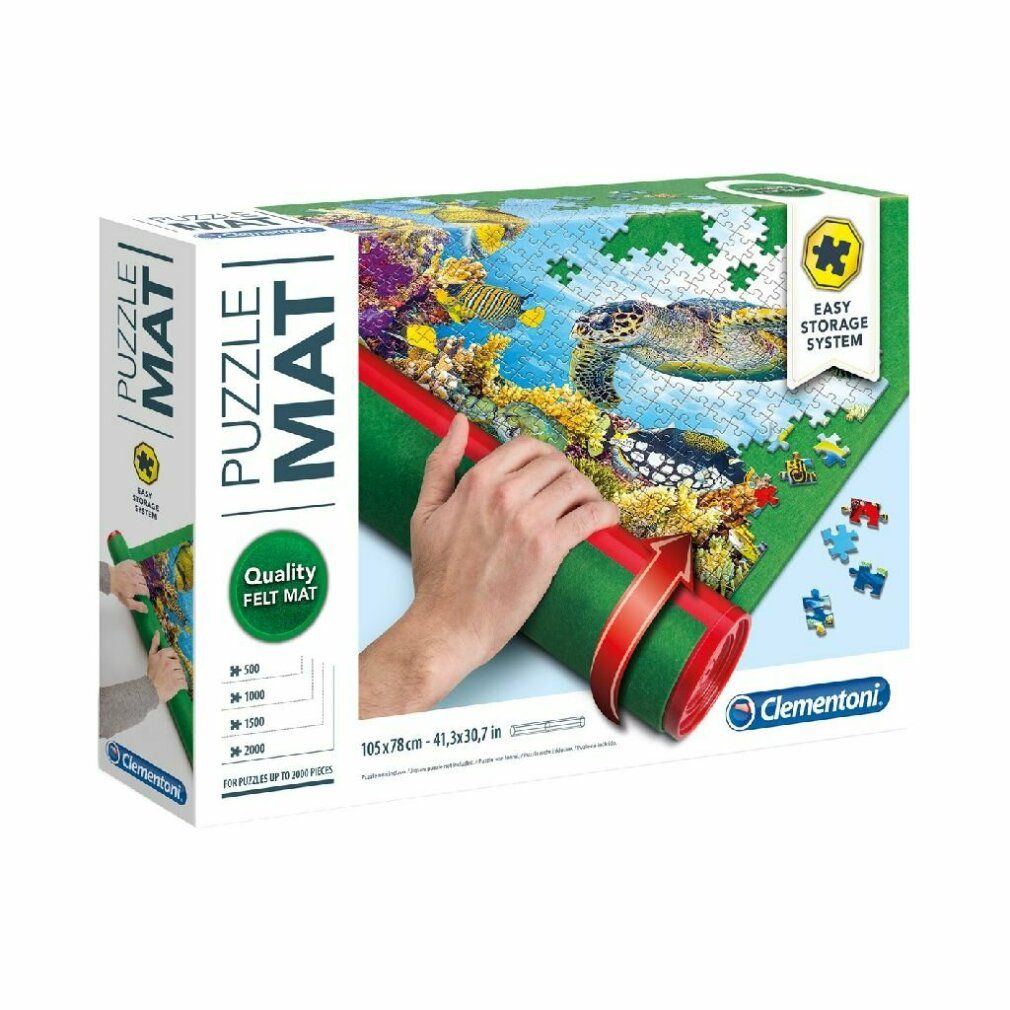 Tappetino puzzle Clementoni. Tappetino in feltro verde arrotolato con bordo rosso. Puzzle mostrati. Dimensioni: 105x78cm. Easy Storage System.