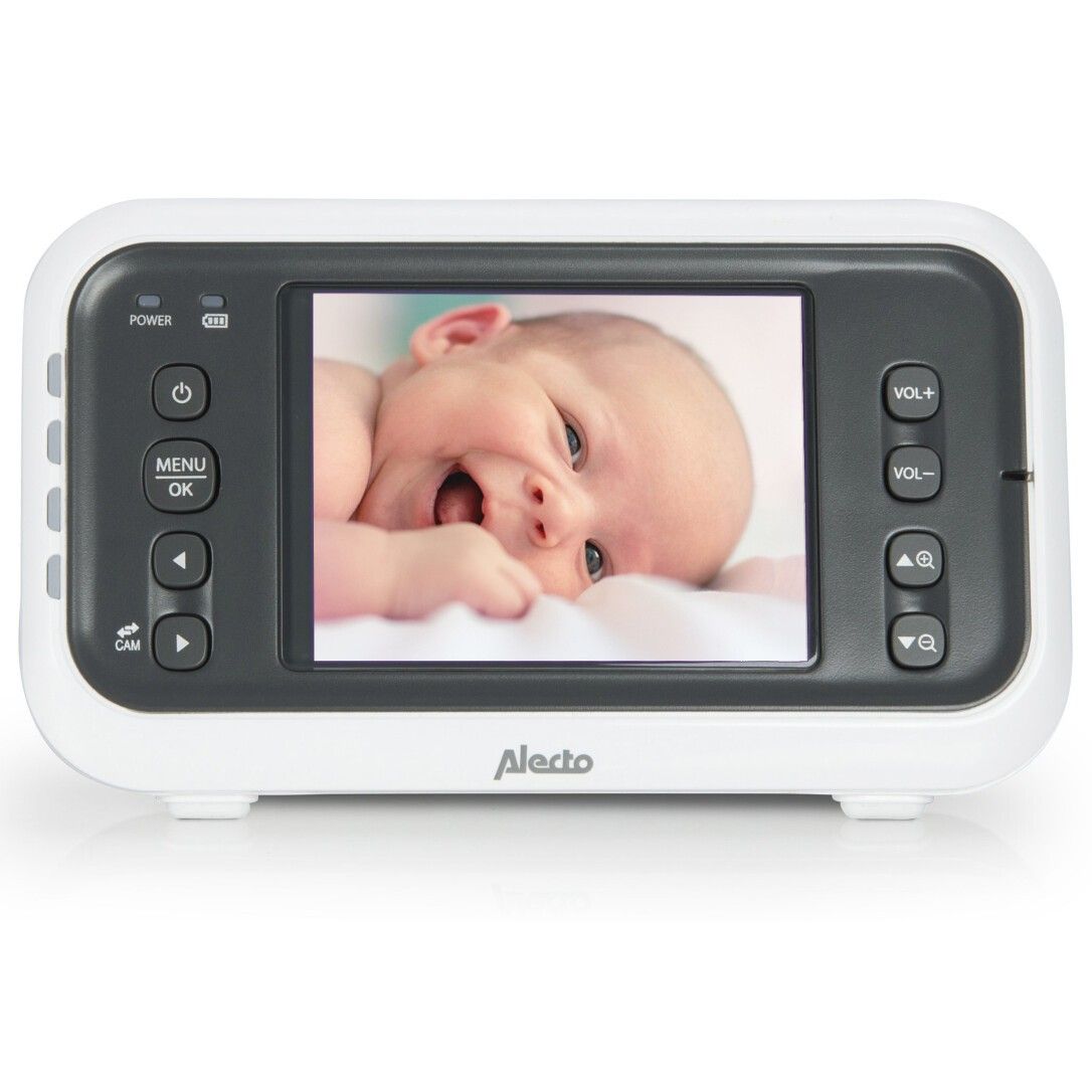 Babyphone con display a colori da 2,8 pollici. Corpo bianco, comandi grigi. Mostra un bambino. Marchio ALECTO.