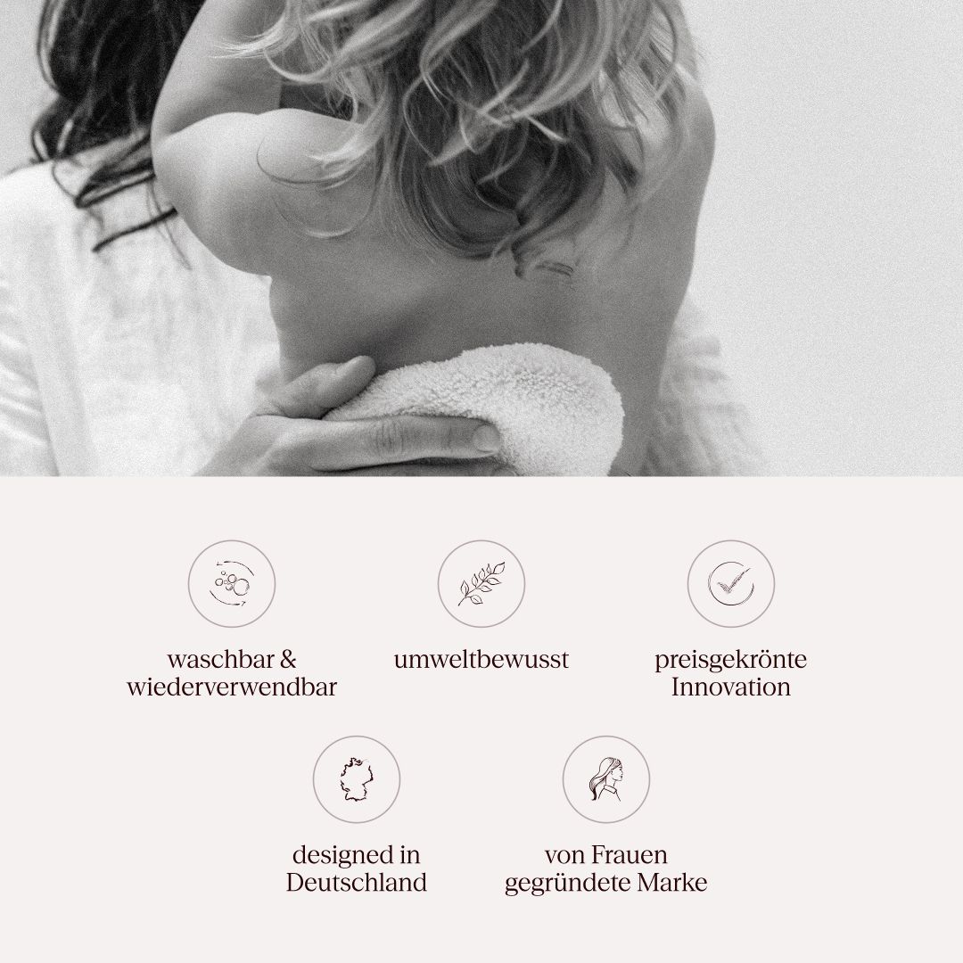 Foto in bianco e nero di una madre che tiene in braccio il suo bambino. Icone circolari: lavabile, eco-compatibile, premiato, Made in Germany.