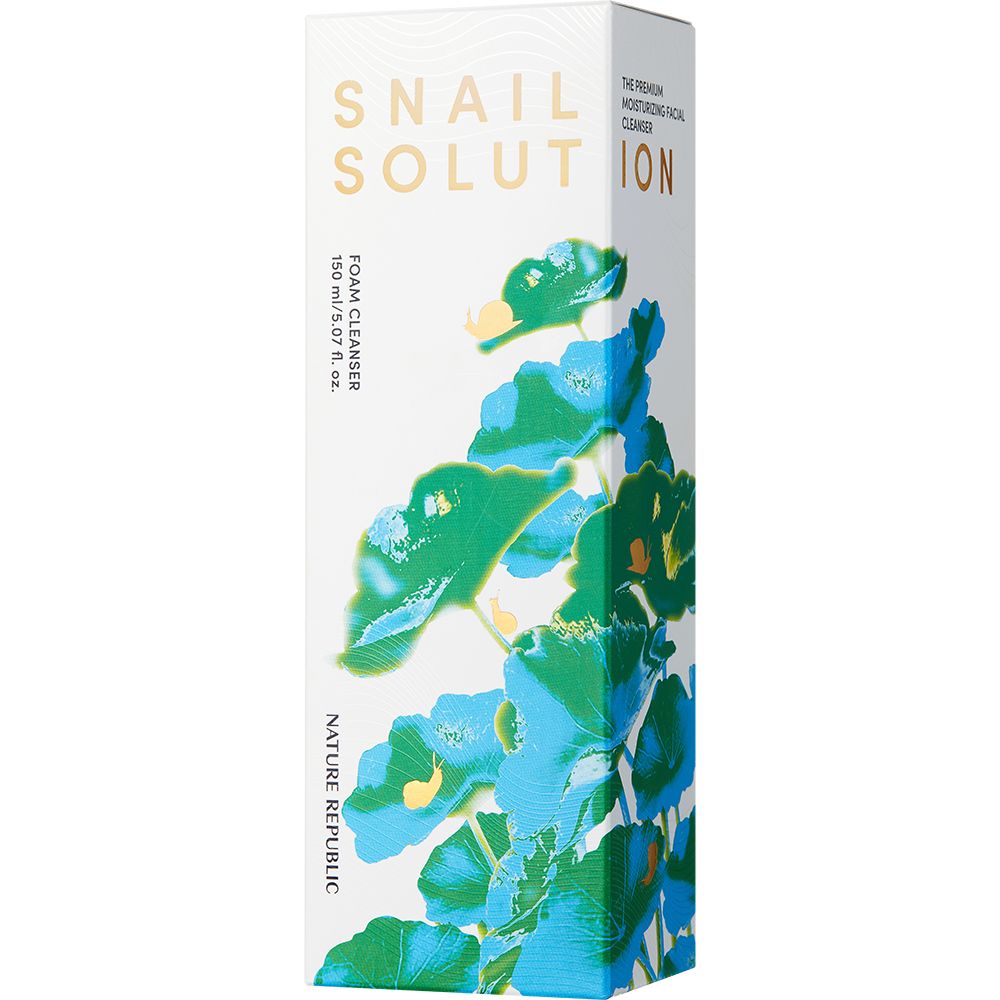 Confezione in cartone con nome del prodotto e motivo floreale. Testo: Snail Solution Foam Cleanser.