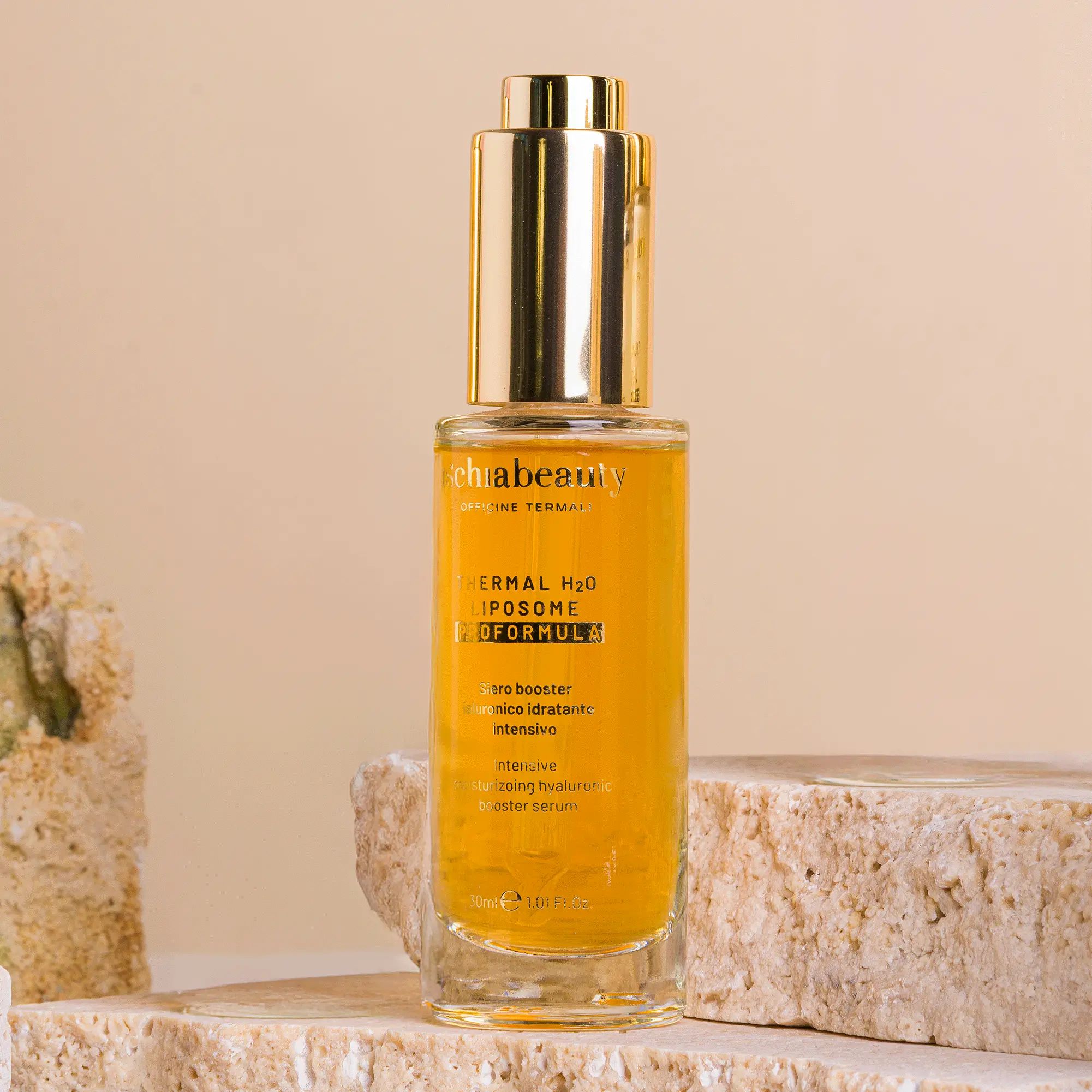 Flacone in vetro con tappo dorato. Scritta: ischiabeauty, Thermal H2O Liposome Proformula, Siero booster ialuronico idratante intensivo.