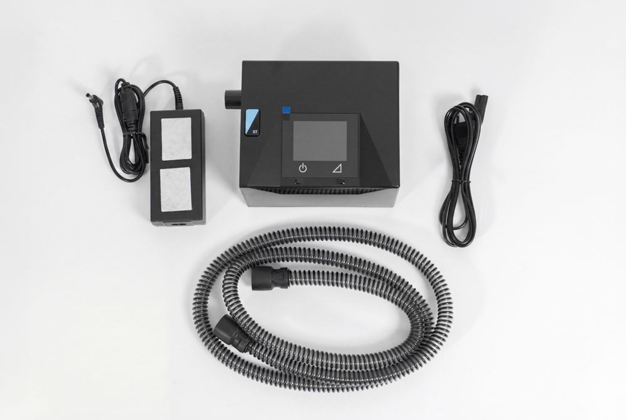 Dispositivo Sefam Néa DUO ST con accessori: alimentatore, tubo, cavo e filtro.