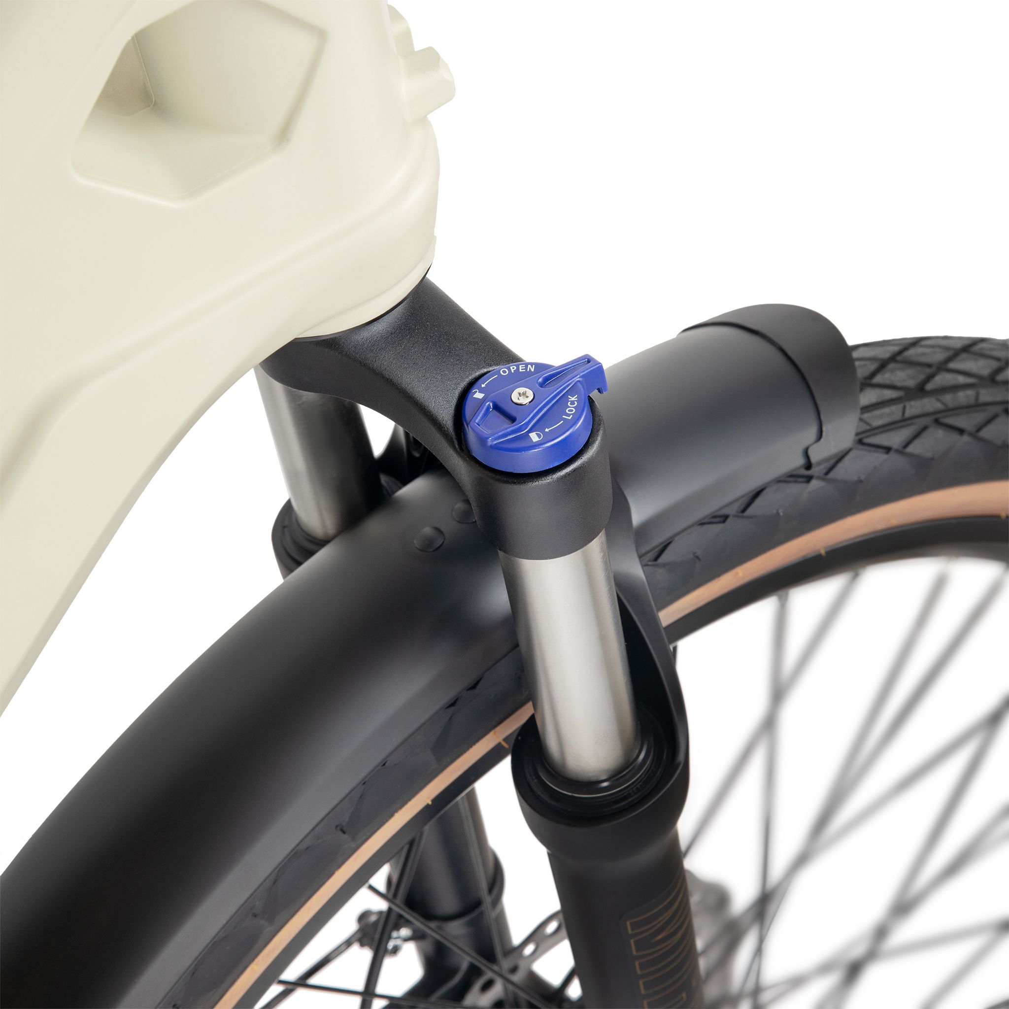 Sospensione anteriore di e-bike. Forcella nera, manopola di regolazione blu e parafango.