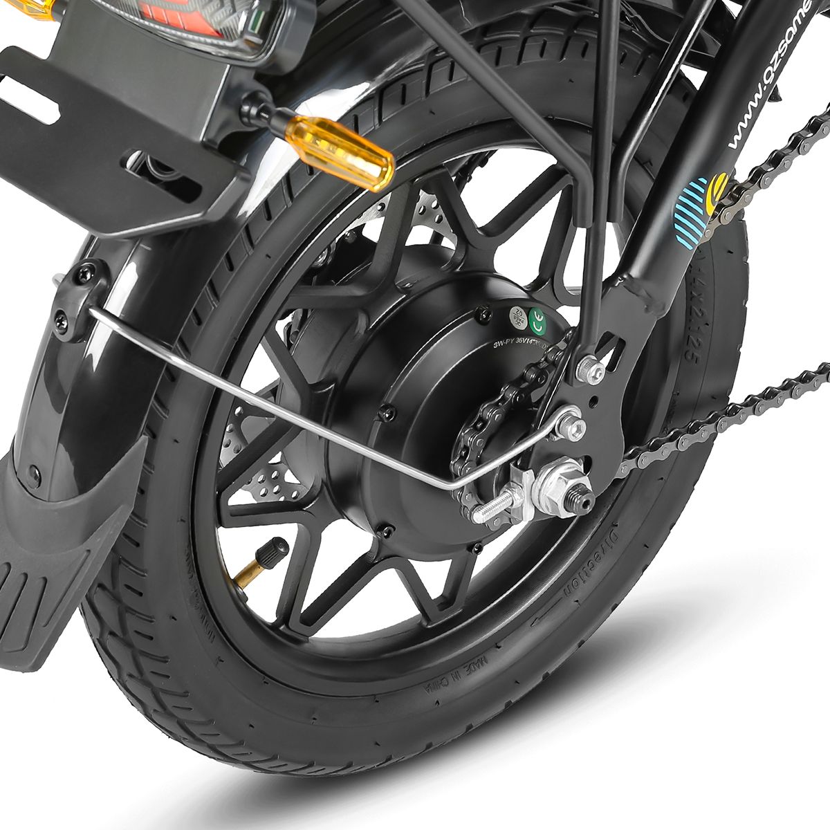 Primo piano della ruota posteriore di una bici elettrica. Pneumatico nero, motore, parafango, fanale posteriore.