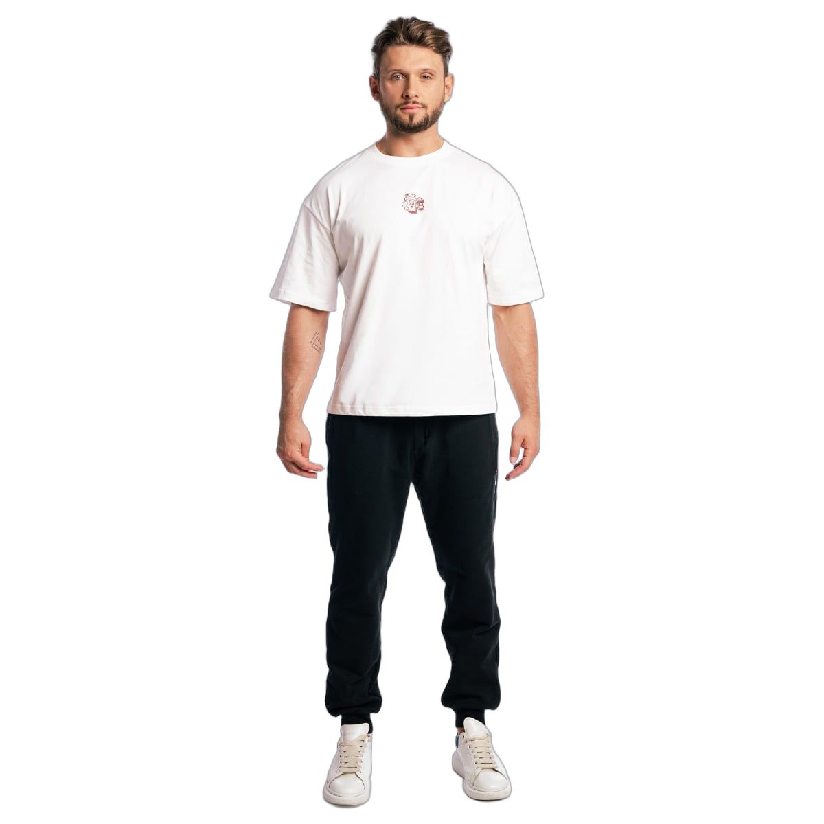 T-shirt da uomo Boxy-Oversized bianca, vista frontale, con piccolo logo rosso sul petto.