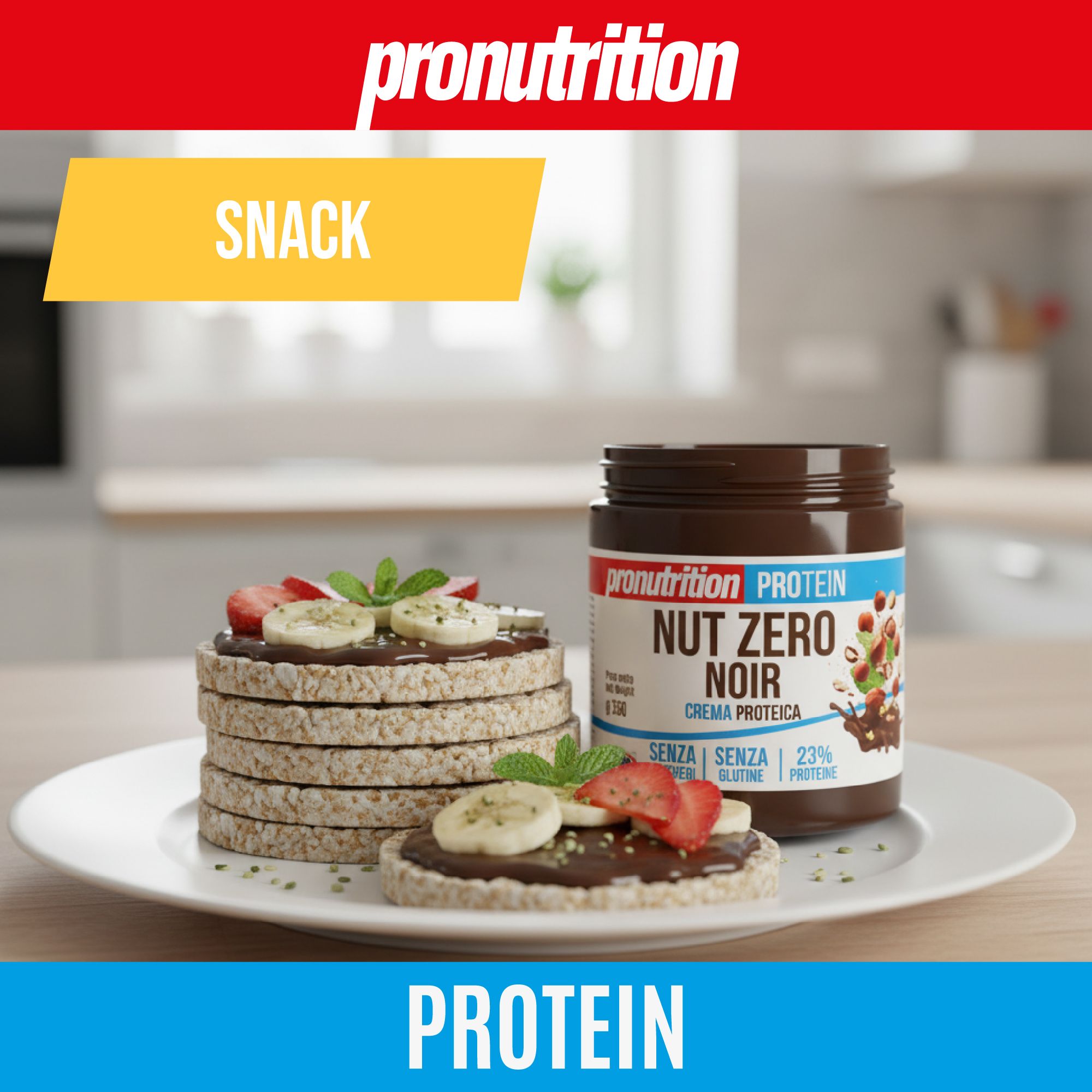 Piatto con gallette di riso ricoperte di crema, banana e menta. Vaso Pronutrition Protein Nut Zero Noir. Scritte: SNACK, PROTEIN.