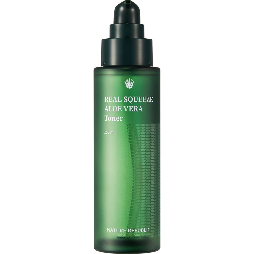 Flacone verde di toner all'aloe vera con dosatore a pompa. Etichetta del prodotto ben visibile.