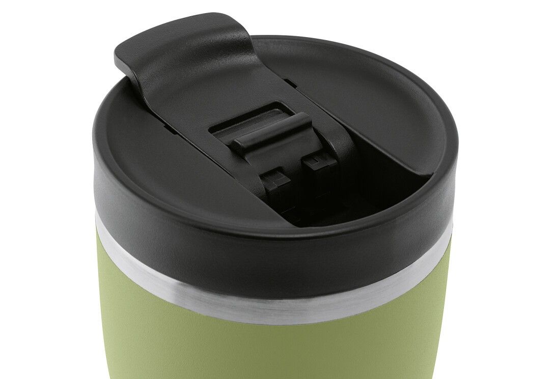 Tazza da caffè verde con coperchio nero. Coperchio aperto, mostra l'apertura. Bordo in acciaio inossidabile.