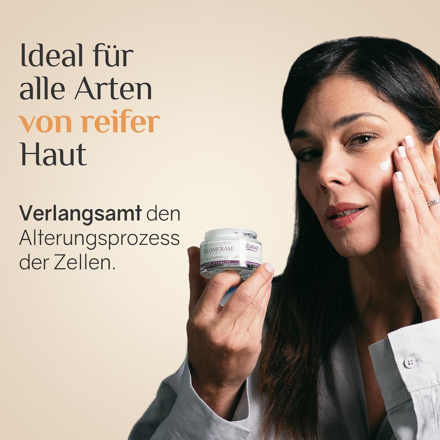 Donna tiene vasetto di crema. Testo: Ideale per pelli mature. Rallenta l'invecchiamento cellulare. Marchio: Ardaraz.