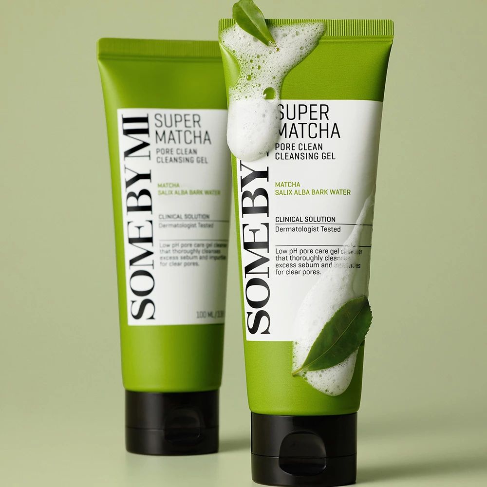 Due tubi verdi del gel detergente Super Matcha Pore Clean di SOMEBYMI. Un tubo con schiuma e foglie.