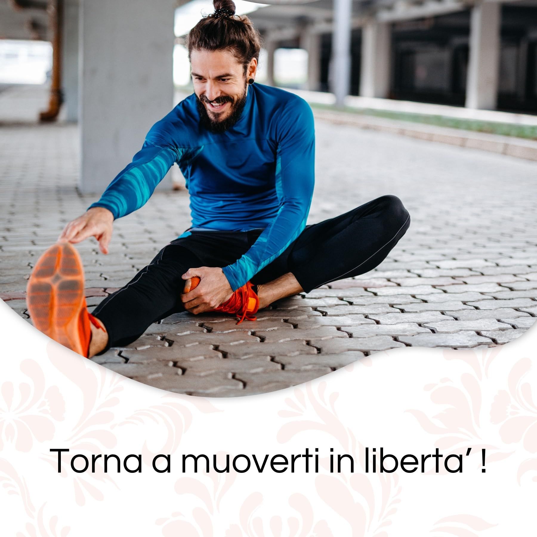 Uomo che si allunga all'aperto. Indossa abbigliamento sportivo. Testo: Torna a muoverti in libertà!