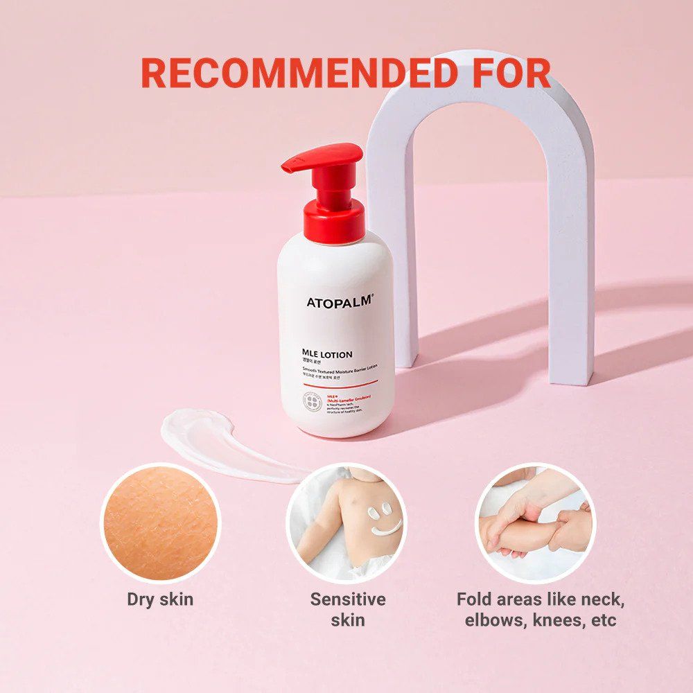 Flacone bianco con erogatore rosso. Scritta: ATOPALM MLE LOTION. Su sfondo rosa, con arco bianco e crema.