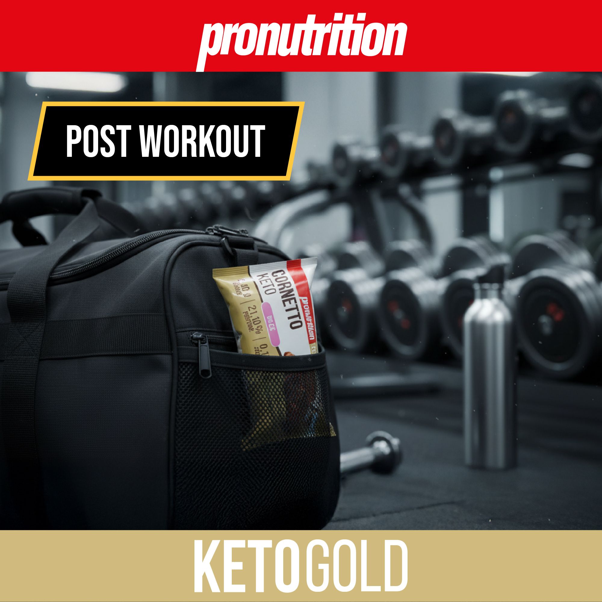 Barretta Cornetto Keto in borsa sportiva. Manubri e borraccia sullo sfondo. Scritta: POST WORKOUT, KETOGOLD.
