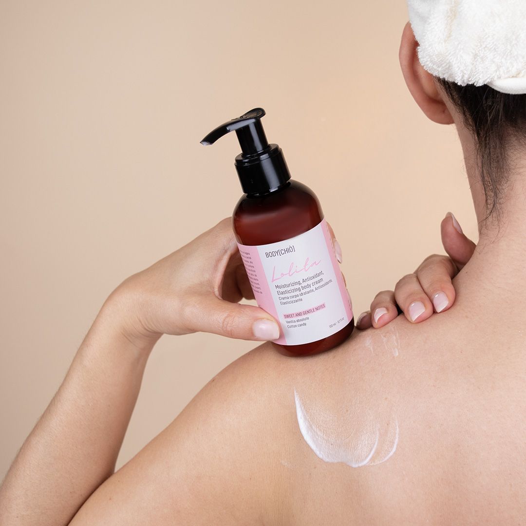 Persona tiene in mano flacone con dosatore. Crema applicata sulla spalla. Sul flacone si legge "Lolita" e "BODYCHIO".