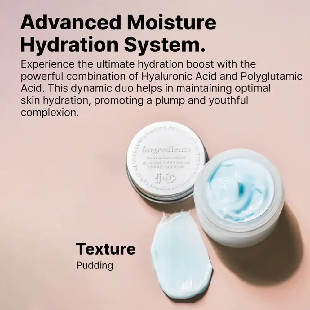 Due vasetti di crema, uno aperto. Stesura della texture. Scritta: ONGREDIENTS Slow Aging Cream. Testo sull'idratazione.