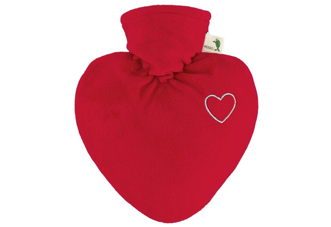 Borsa dell'acqua calda rossa a forma di cuore con un cuore bianco ricamato e una piccola etichetta.
