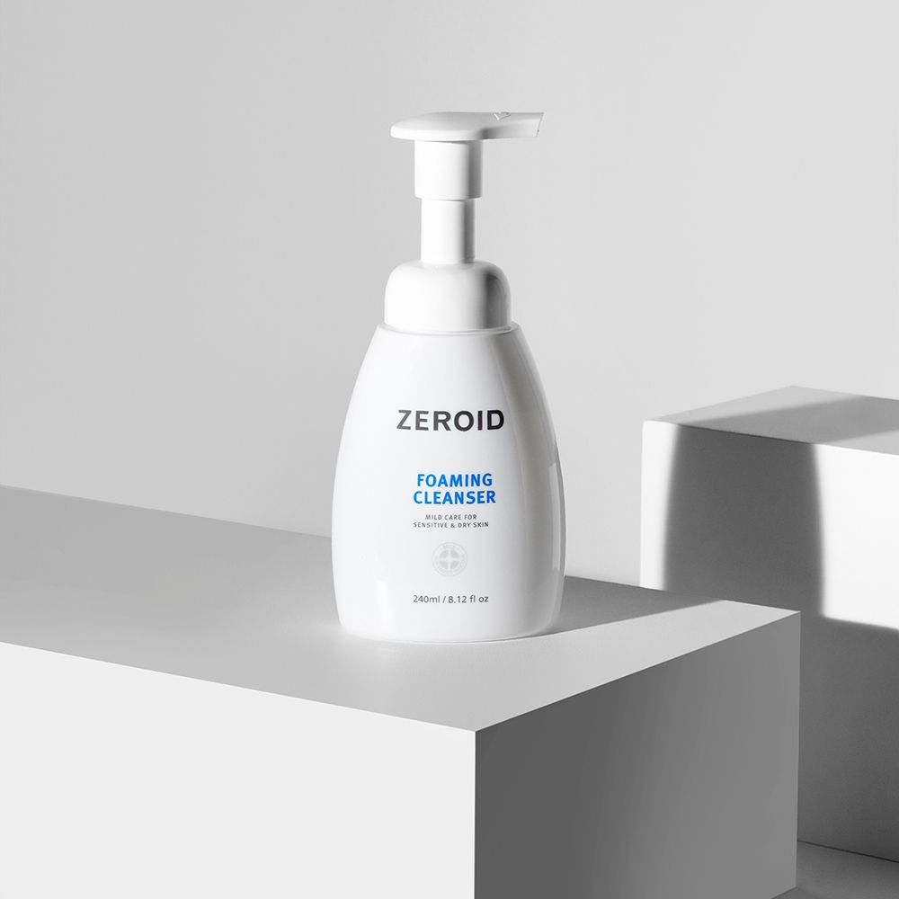 Flacone bianco ZEROID Foaming Cleanser su piedistallo bianco. Testo: Foaming Cleanser, mild care for sensitive & dry skin. 240ml/8.12 fl oz.