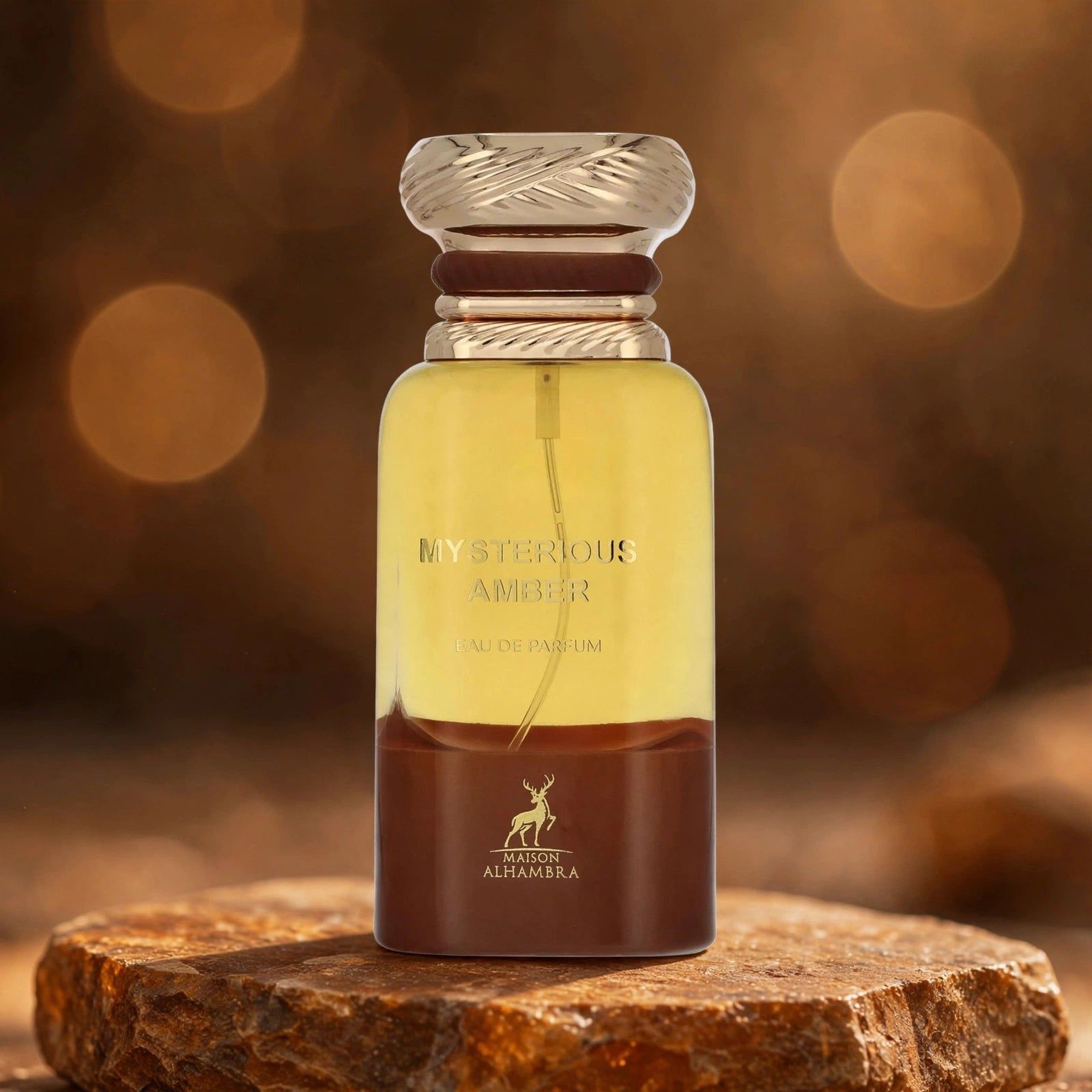 Flacone di profumo con liquido giallo e marrone. Tappo dorato. Posizionato su una pietra.