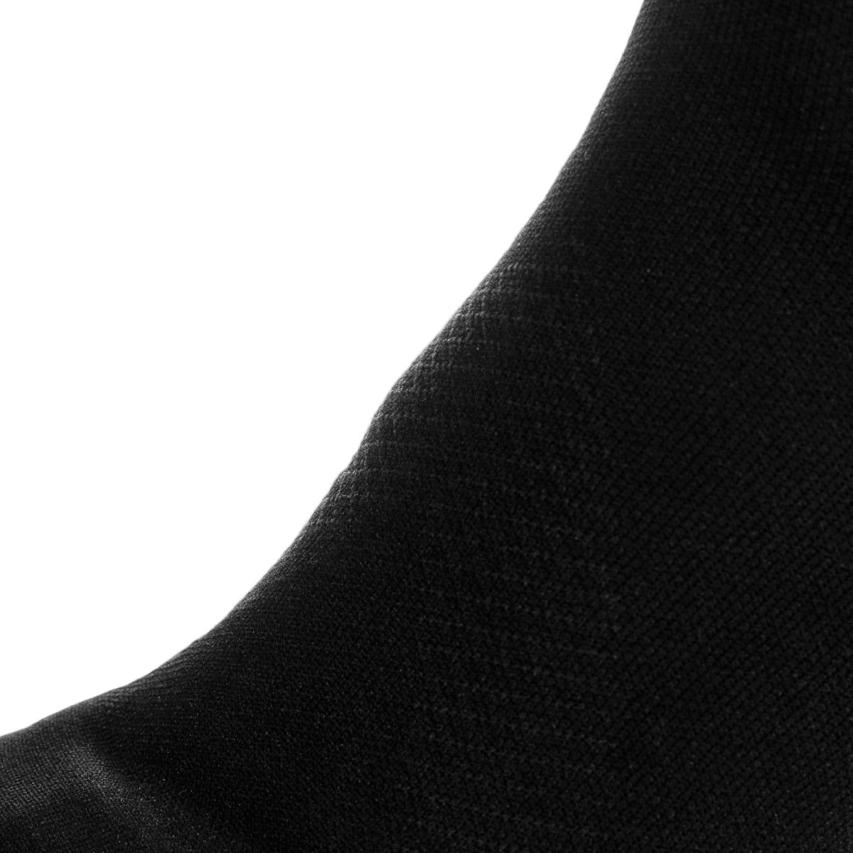 Primo piano della zona del piede di una calza a compressione nera.