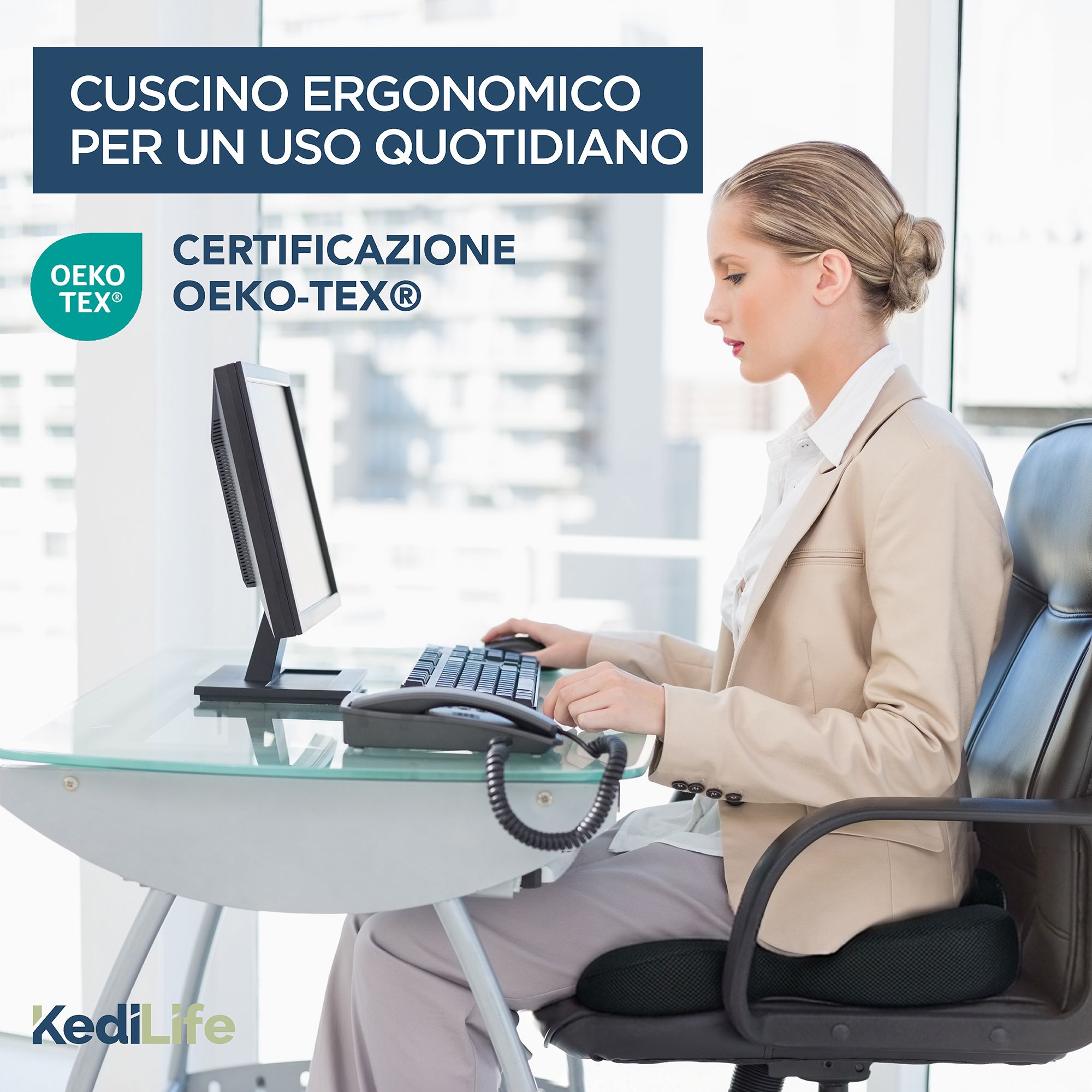 Donna alla scrivania con cuscino ergonomico. Certificazione OEKO-TEX®.