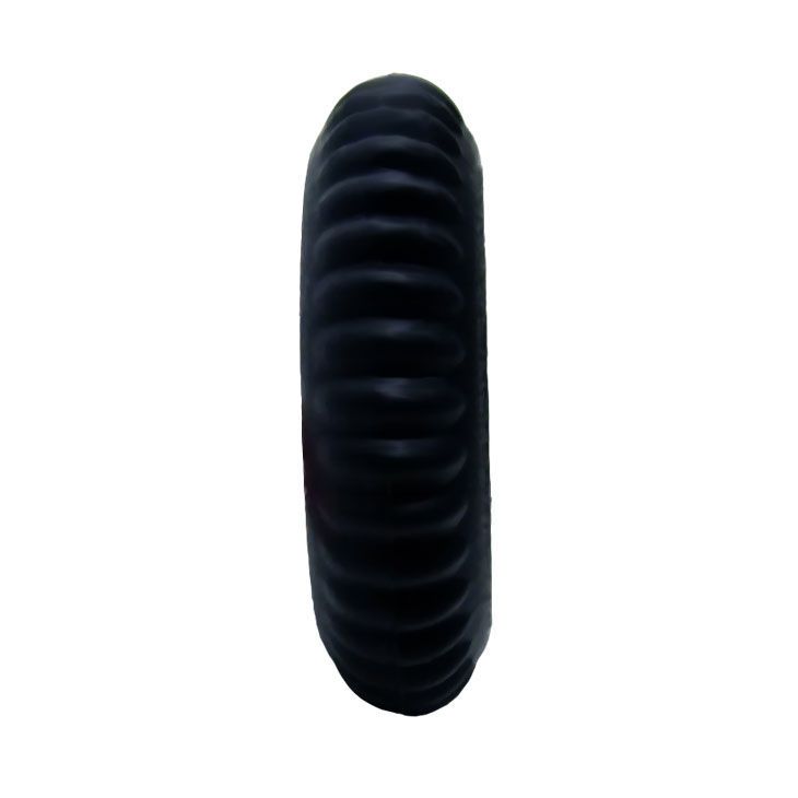 Anello fallico nero, vista laterale. Superficie scanalata, forma anulare.