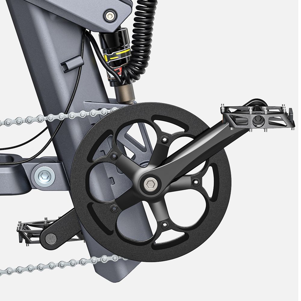Primo piano dei pedali e della trasmissione a catena dell'e-bike. Colore nero. Telaio grigio.