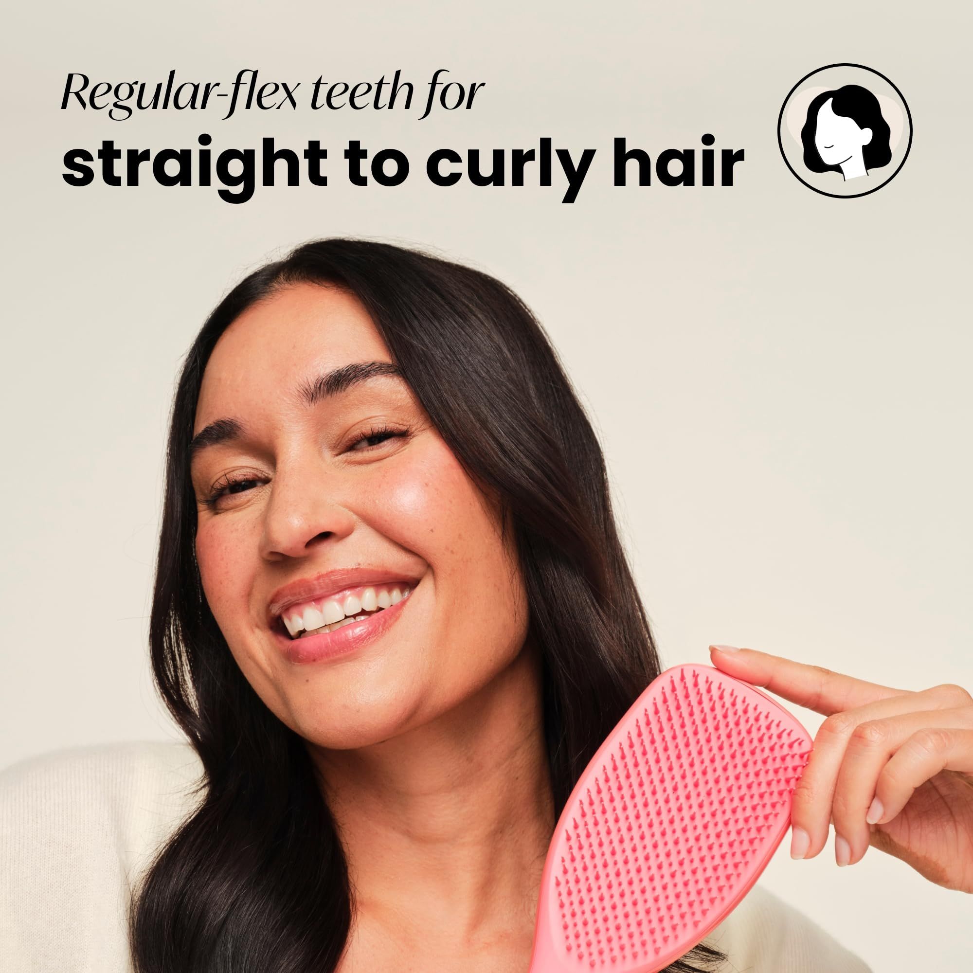 Donna con capelli scuri tiene una spazzola rosa. Testo: Denti flessibili regolari per capelli lisci o ricci.