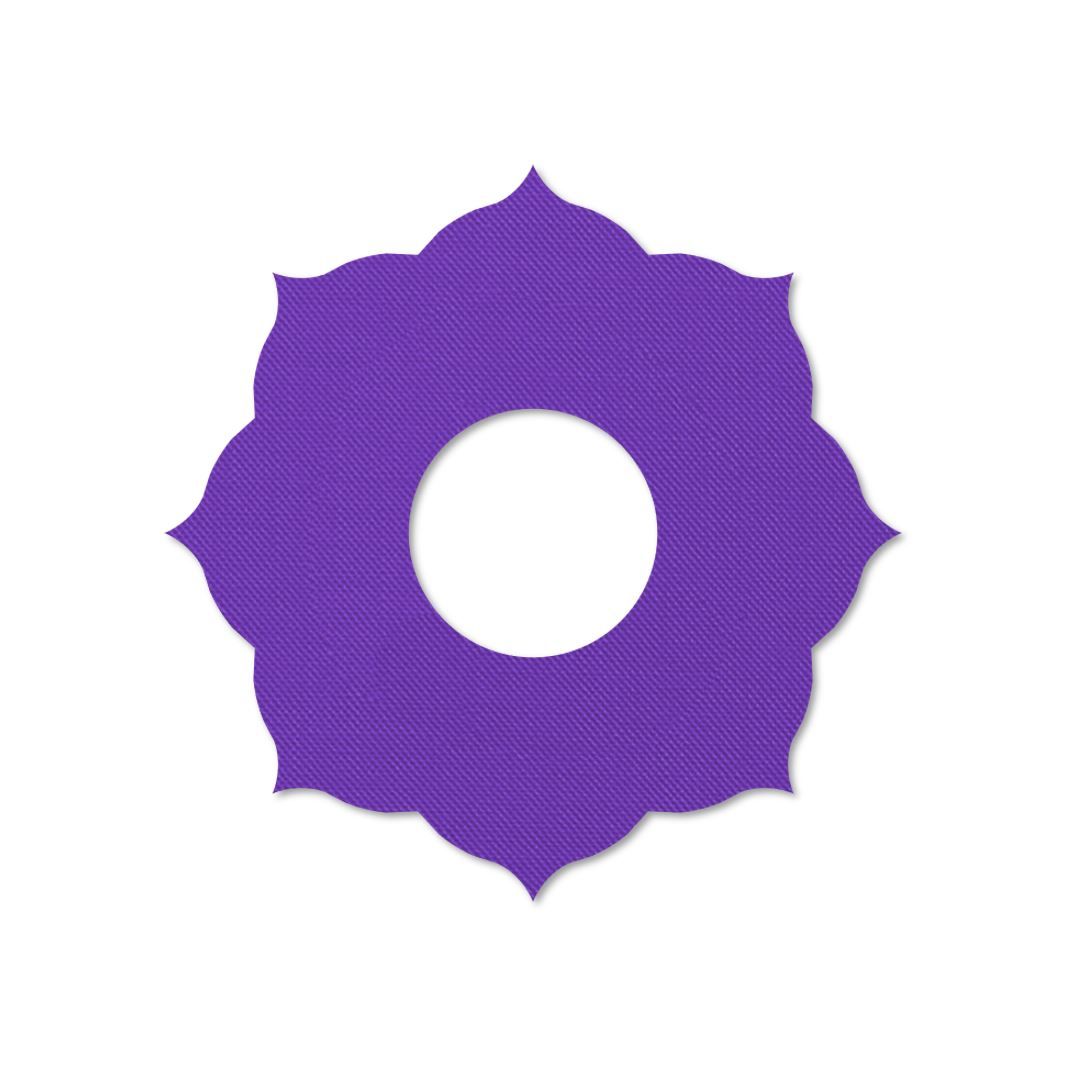 Anello di fissaggio viola con bordo ondulato e foro centrale. Superficie simile al tessuto.